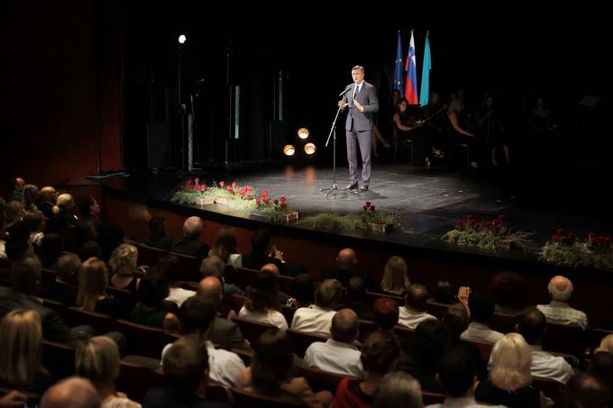 Predsednik Republike Slovenije Borut Pahor se je nocoj na povabilo upana dr. Klemna Miklavia udeleil osrednje slovesnosti ob prazniku Mestne obine Nova Gorica in 75-letnici mesta